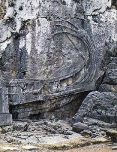 Lindos (Rodi). Esedra con rilievo rappresentante una nave. Periodo ellenistico.